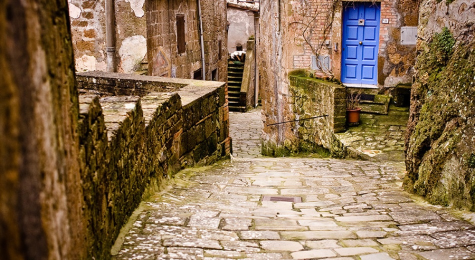 La porta blu spicca tra le antiche strade di Sorano nello scatto di Luca Deravignone
