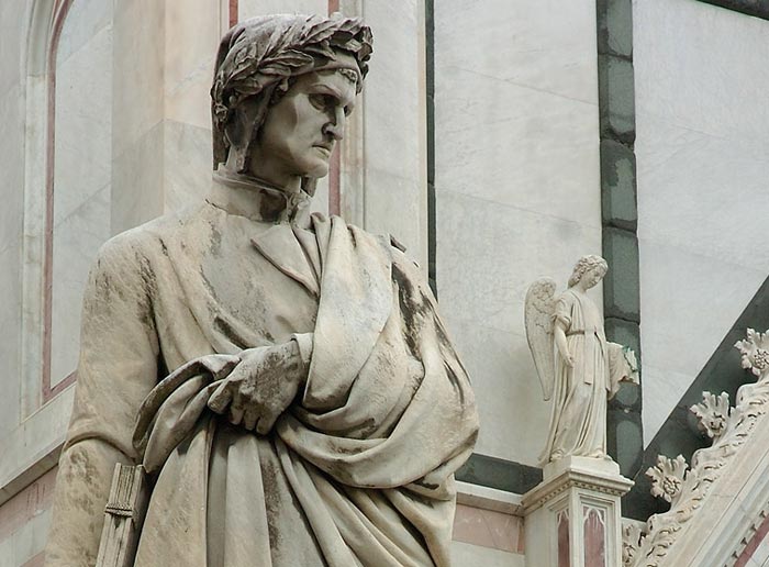 La statua dedicata a Dante in Santa Croce a Firenze