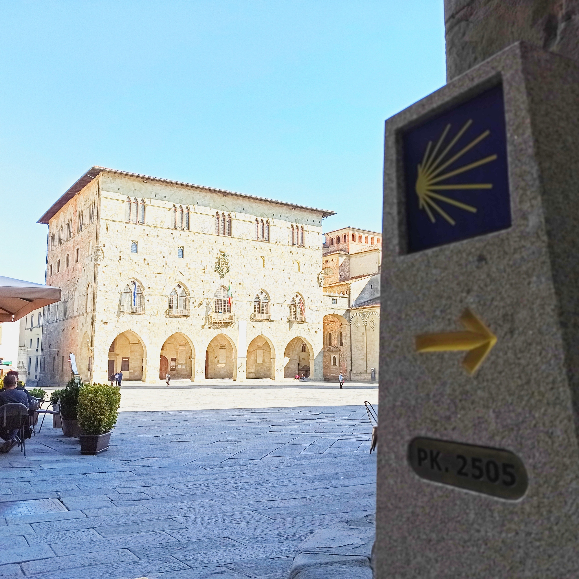 Meilenstein des Jakobswegs, Piazza del Duomo, Pistoia