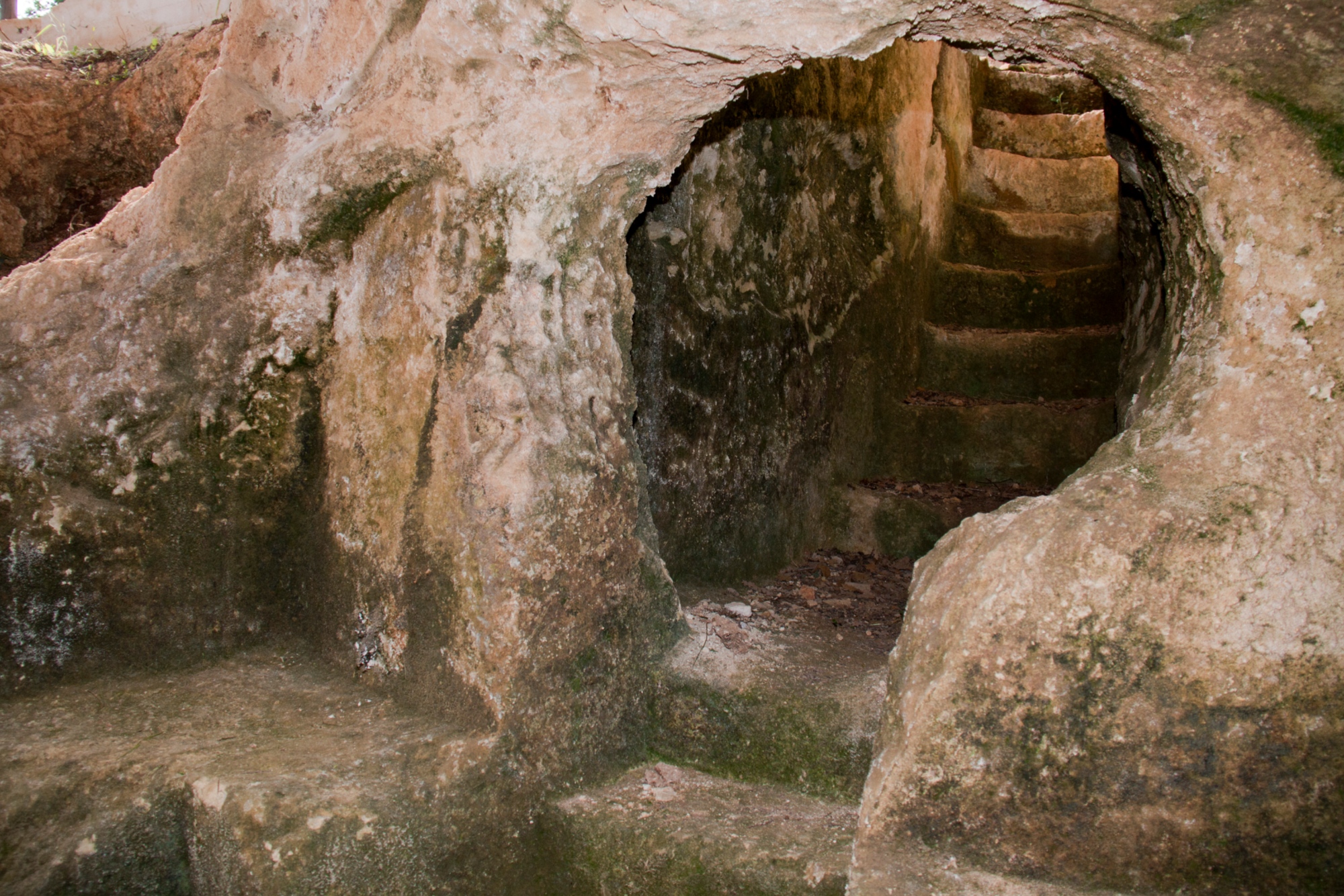 Innenbereich der Nekropole von Dometaia