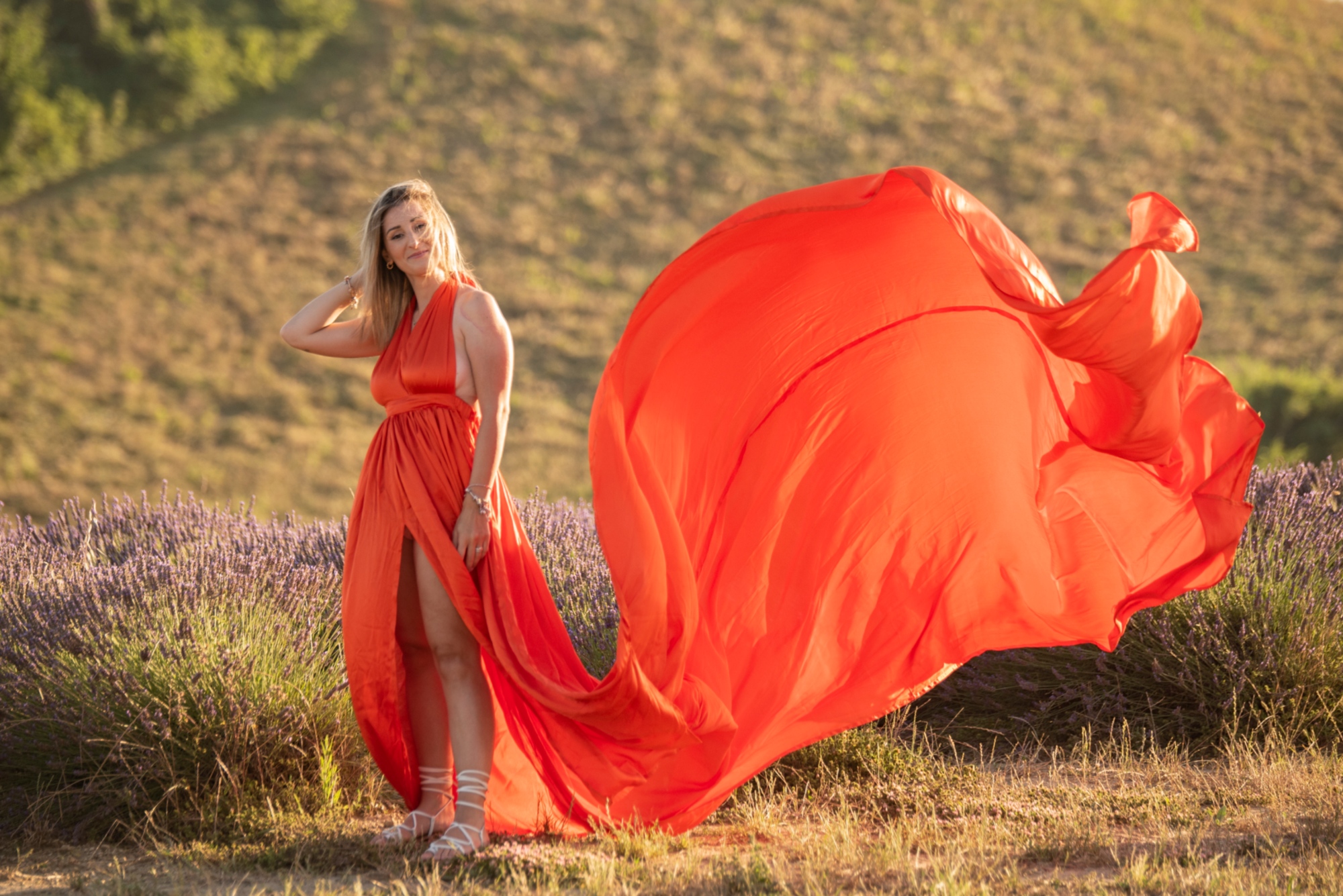Séance photo dans la campagne toscane avec une robe volante