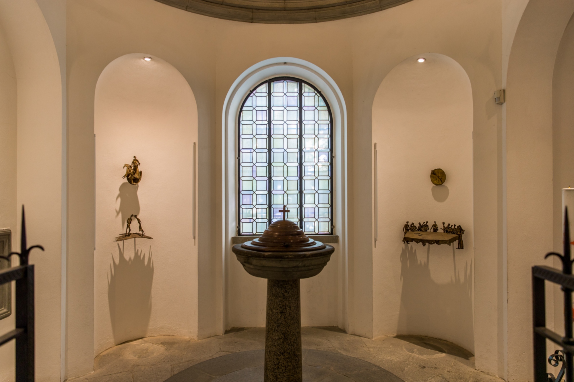 Il fonte battesimale in cui fu battezzato Leonardo e il ciclo scultoreo di Cecco Bonanotte