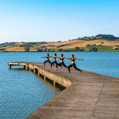 Lezione di yoga e picnic sulla riva del lago degli Etruschi
