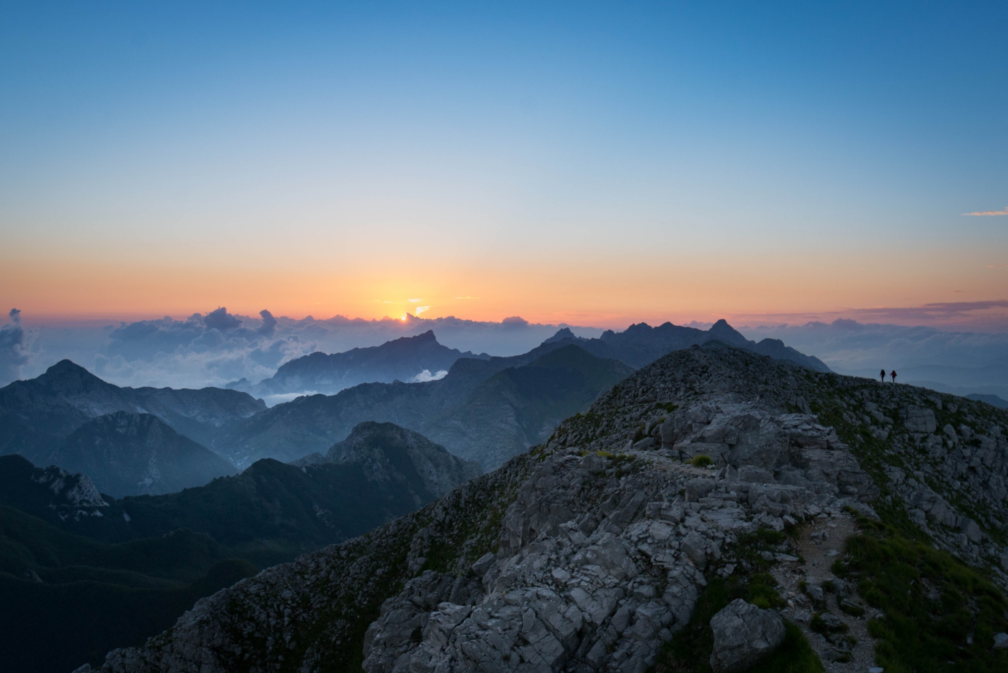 Die Gipfel der Apuanischen Alpen bei Sonnenuntergang