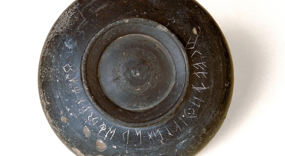 Ciotola di bucchero con alfabeto etrusco del VI sec. a.C.