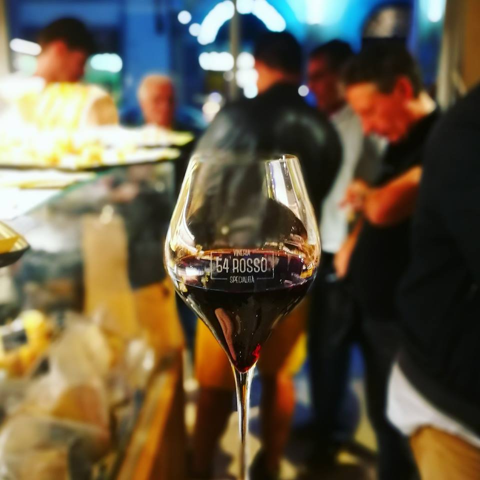 Ein Glas Rotwein in einer florentinischen Vineria