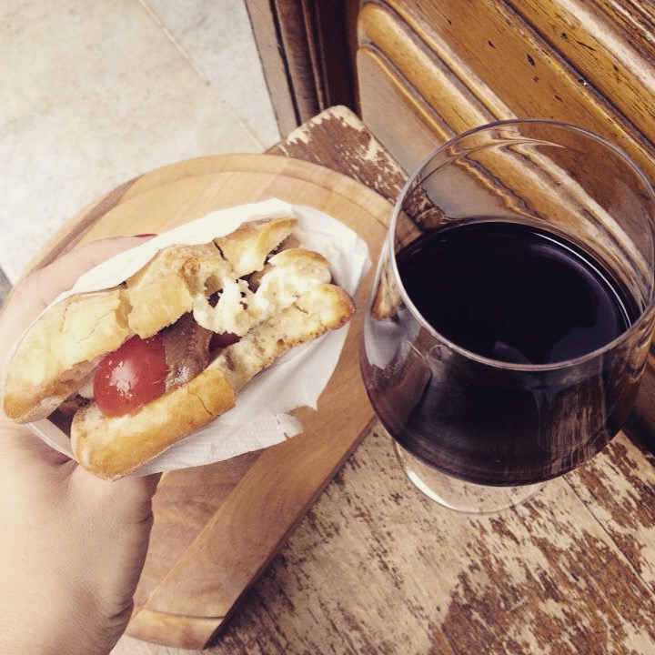 Ein Glas Rotwein und ein belegtes Brot: der perfekte Imbiss