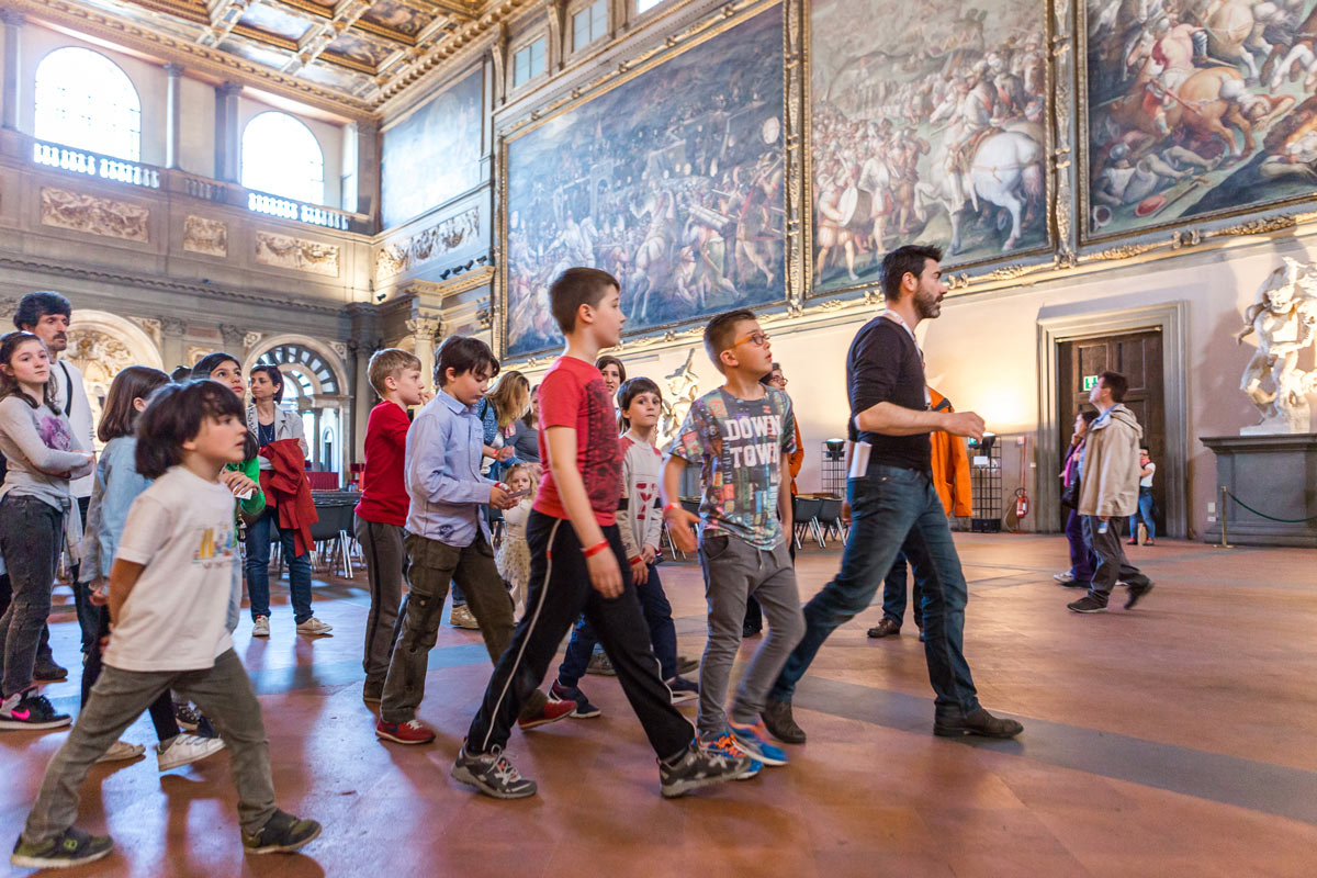 Kinder besichtigen den Palazzo Vecchio