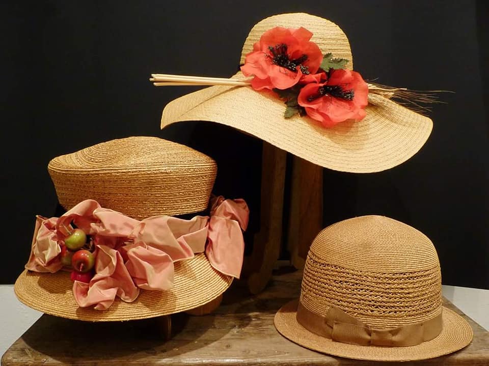 cappelli di paglia ornati con fiori