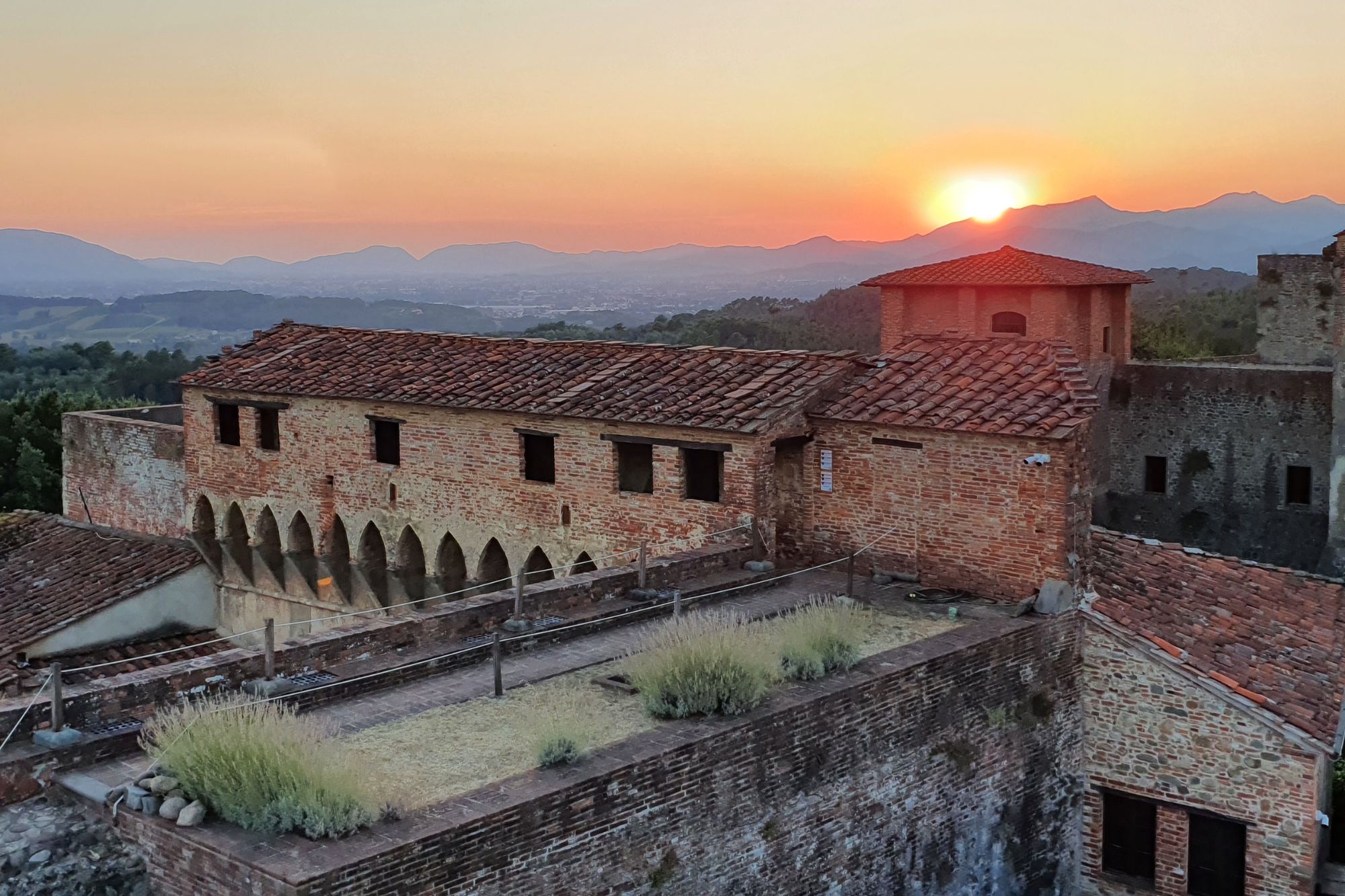 Fortezza di Montecarlo al tramonto