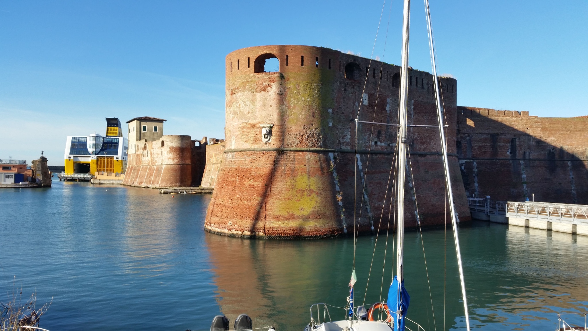 tour d'une ancienne forteresse sur la mer