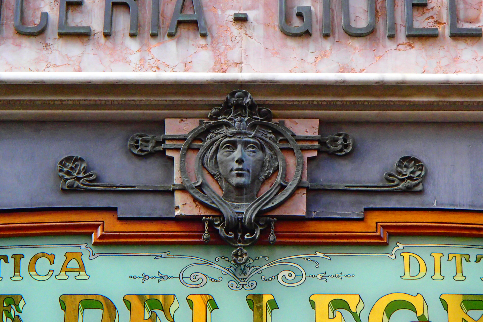 Cartel de la joyería de estilo Liberty en Lucca