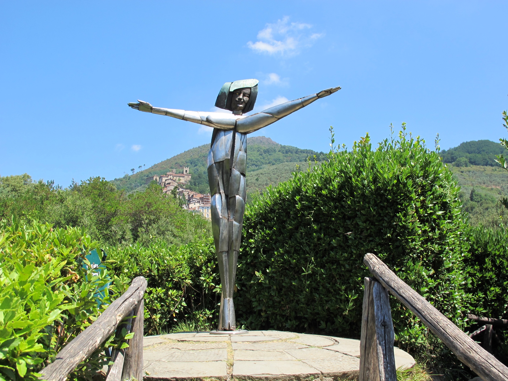La statua della Fata Turchina dentro il Parco