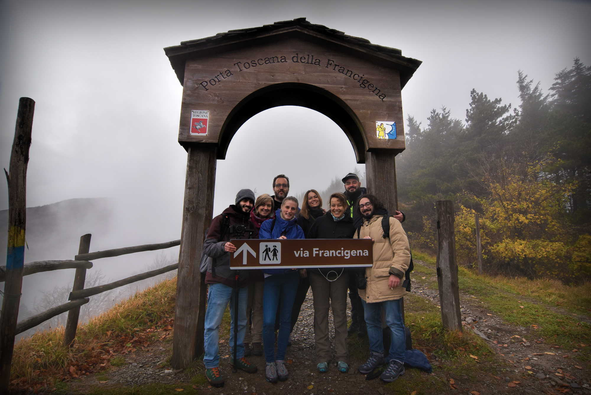 Group photo before the Francigena door to Tuscany