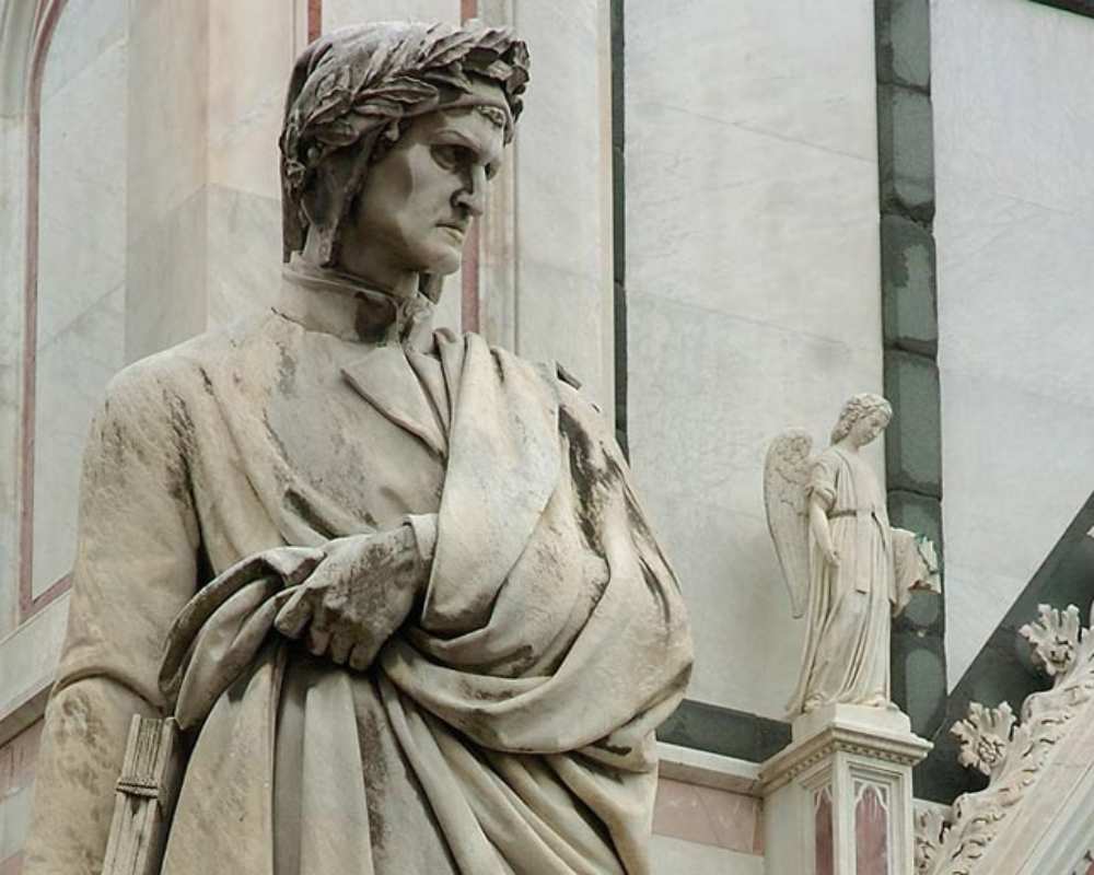 La statua dedicata a Dante in Santa Croce a Firenze