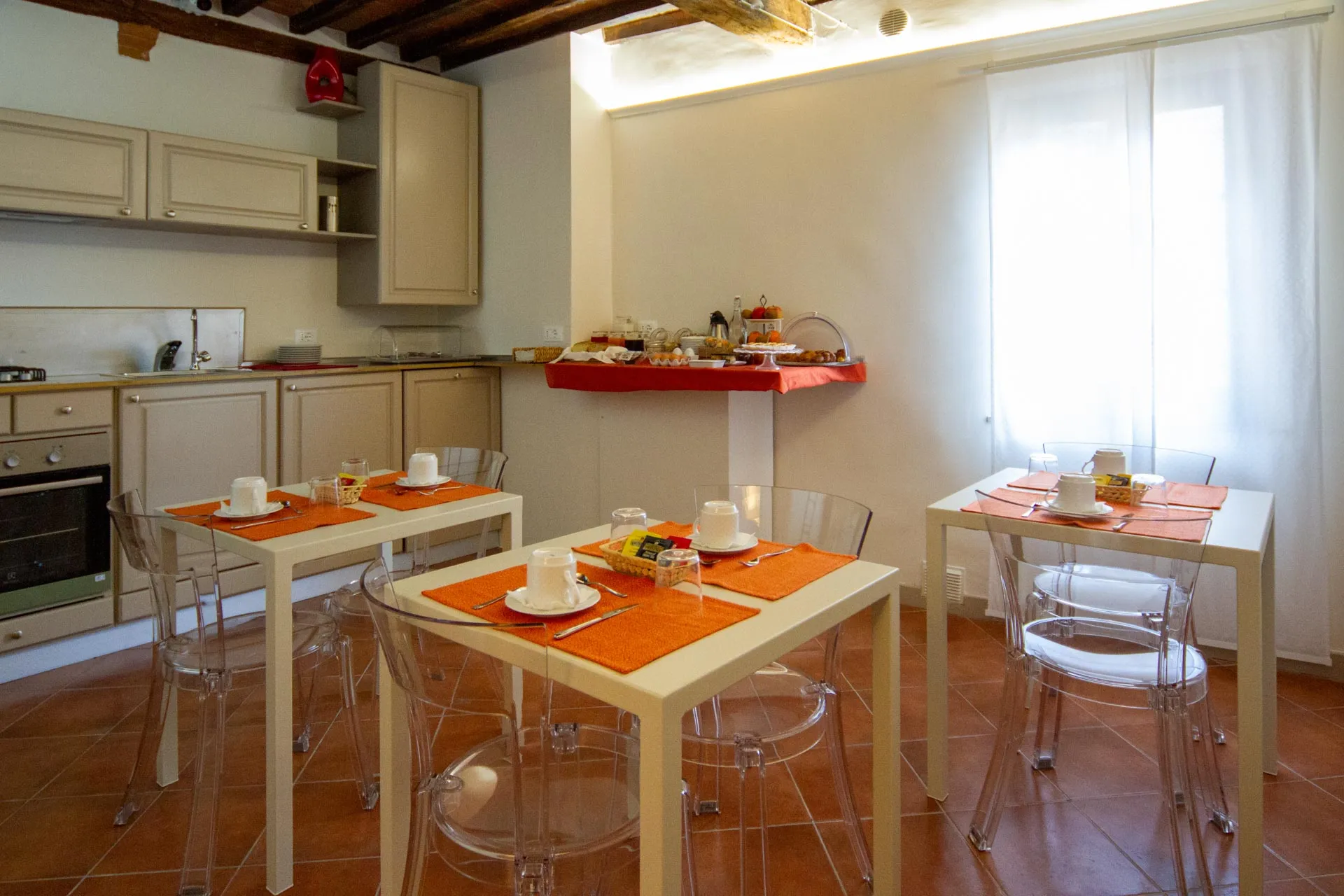 Breakfast room with set tables and buffet - B&B San Francesco Siena