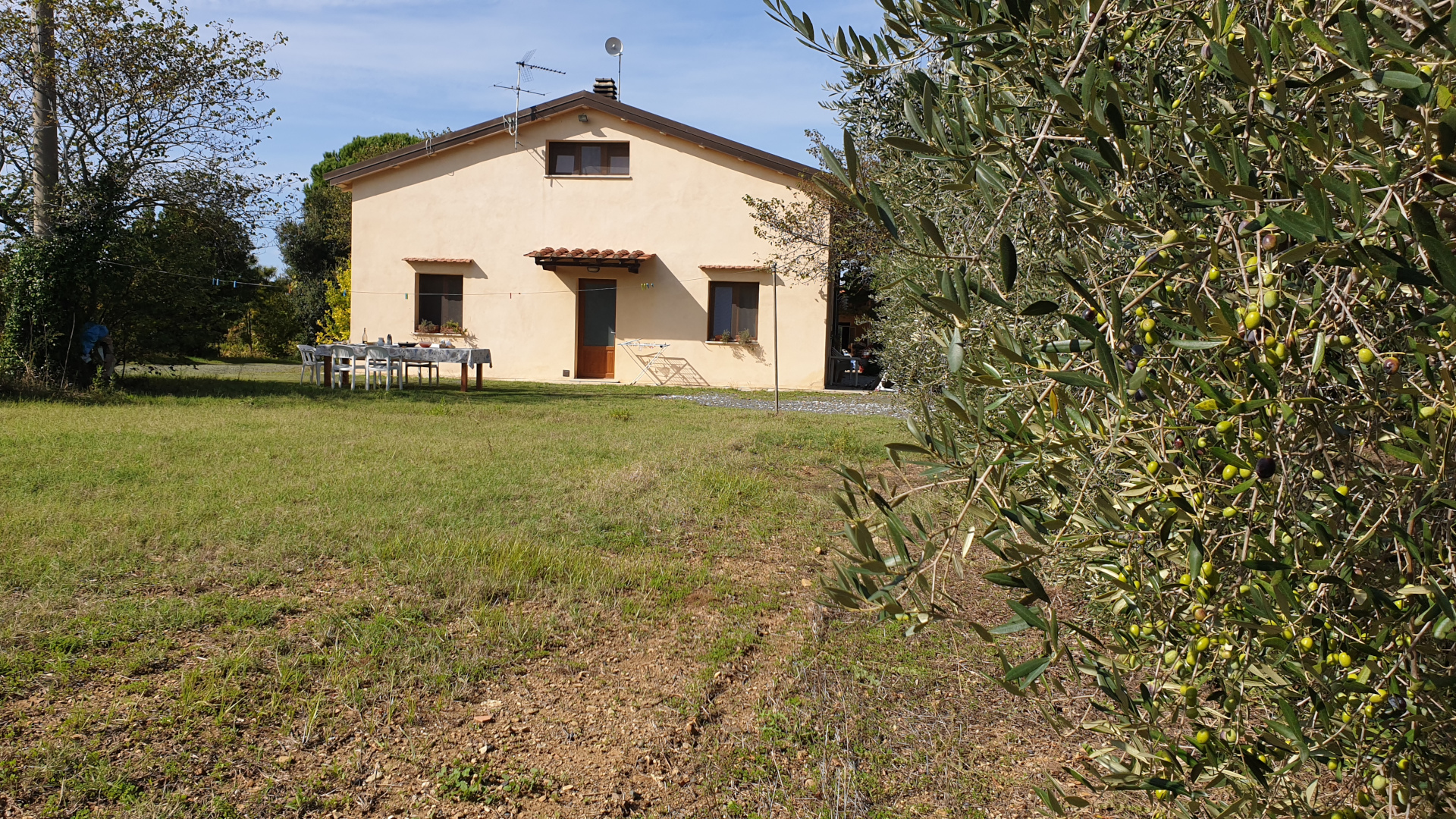 Esterno con giardino alla Ripa del Drago a Marina di Bibbona