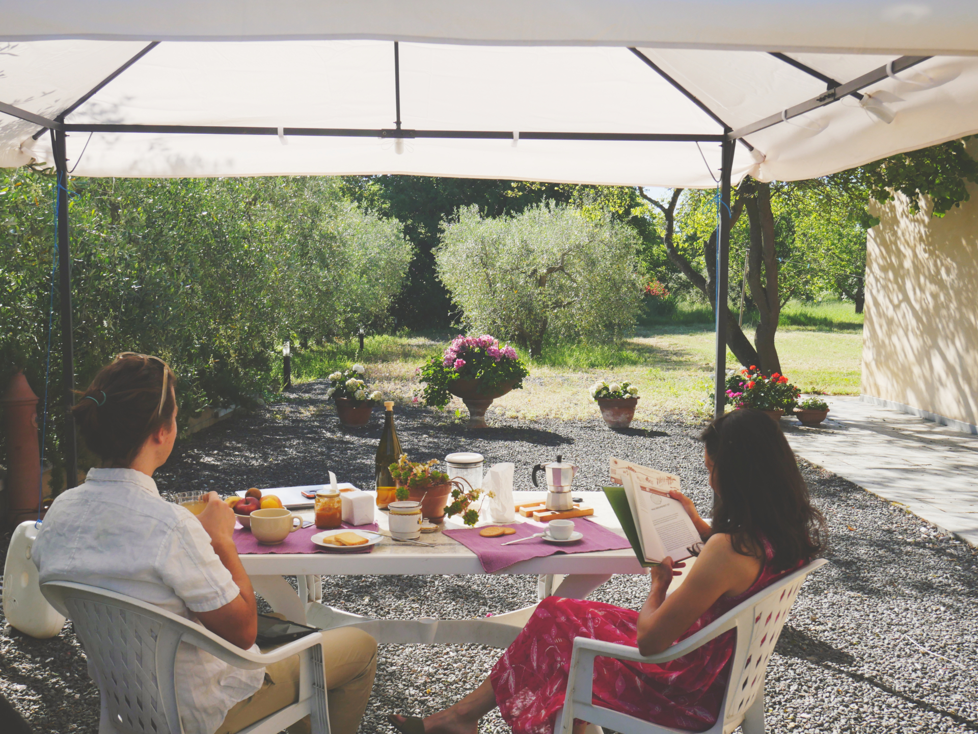 Colazione in giardino alla Ripa del Drago a Marina di Bibbona