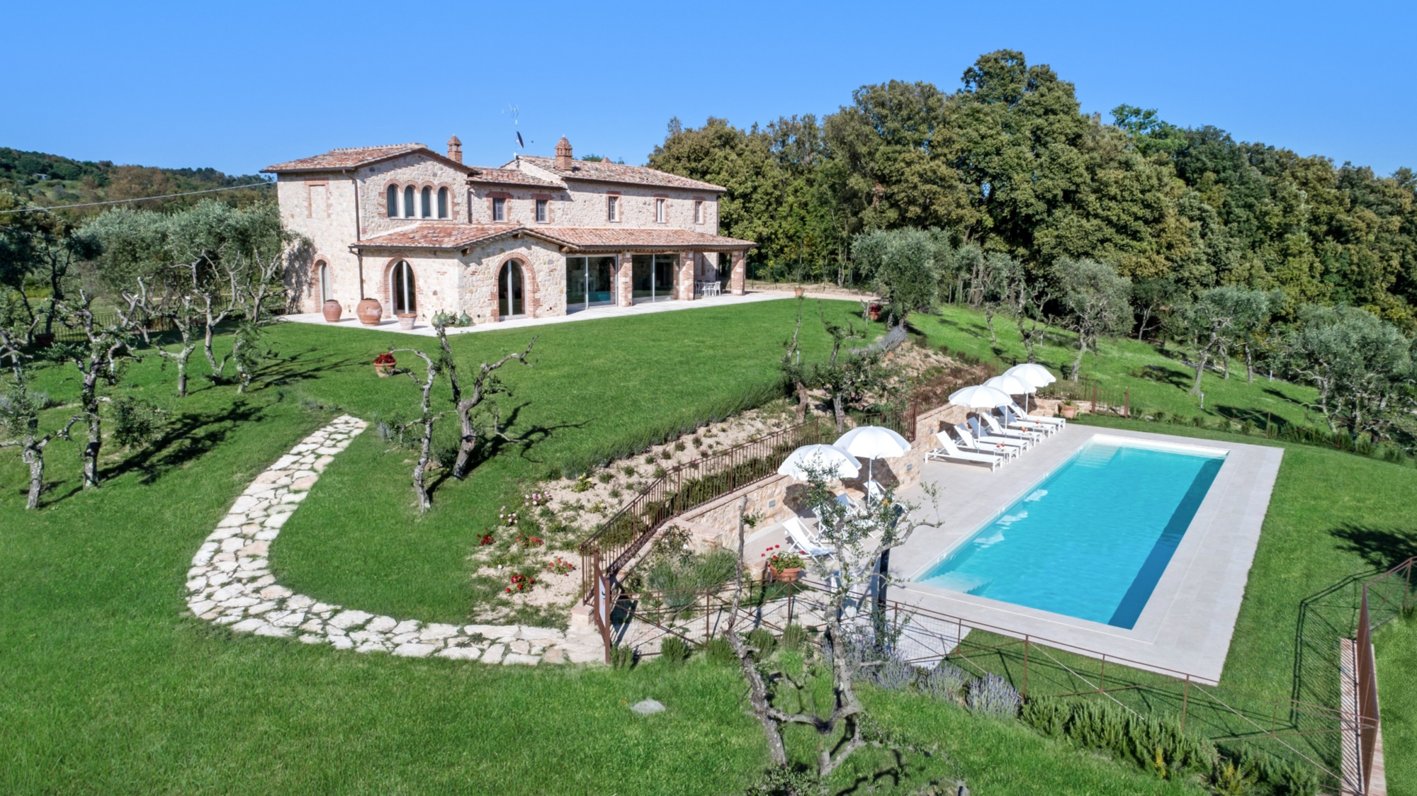 Mulino della Solaia, villa and pool in Iesa