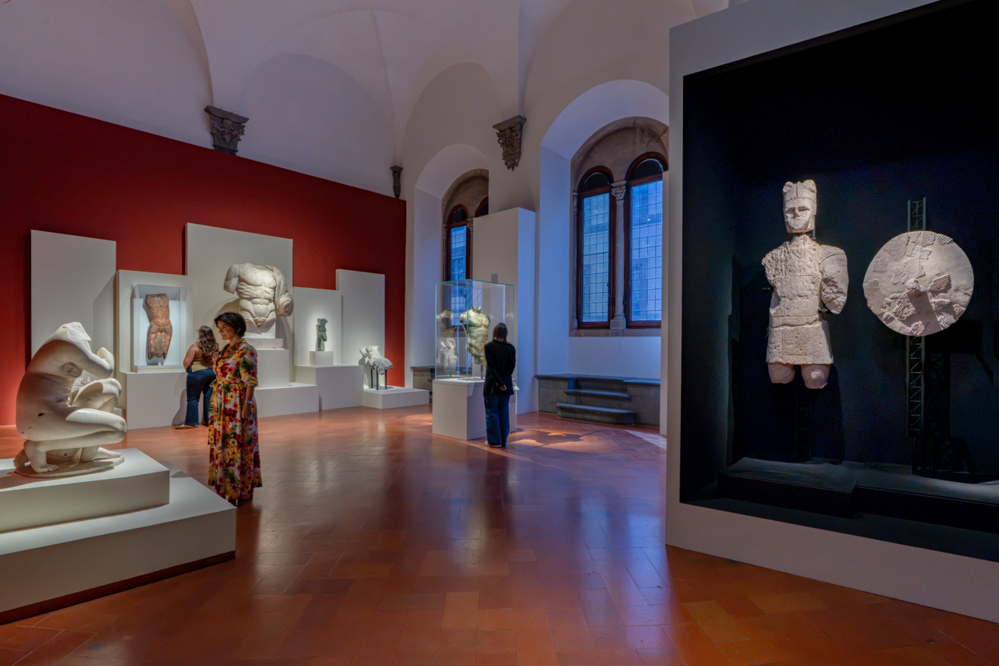L’une des salles du Palazzo Strozzi avec des sculptures d’Auguste Rodin exposées dans des vitrines, dont une figure en bronze. Au centre, une grande main avec l’index levé.