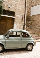 A bordo di una auto d'epoca potrai visitare i territori e i borghi della Val d'Orcia, nel cuore della Toscana