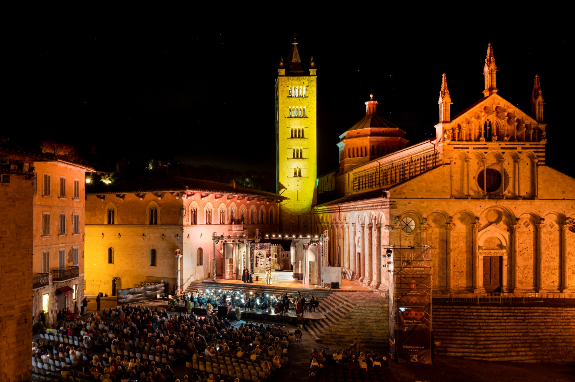 Immagine della piazza piena di gente durante una rappresentazione