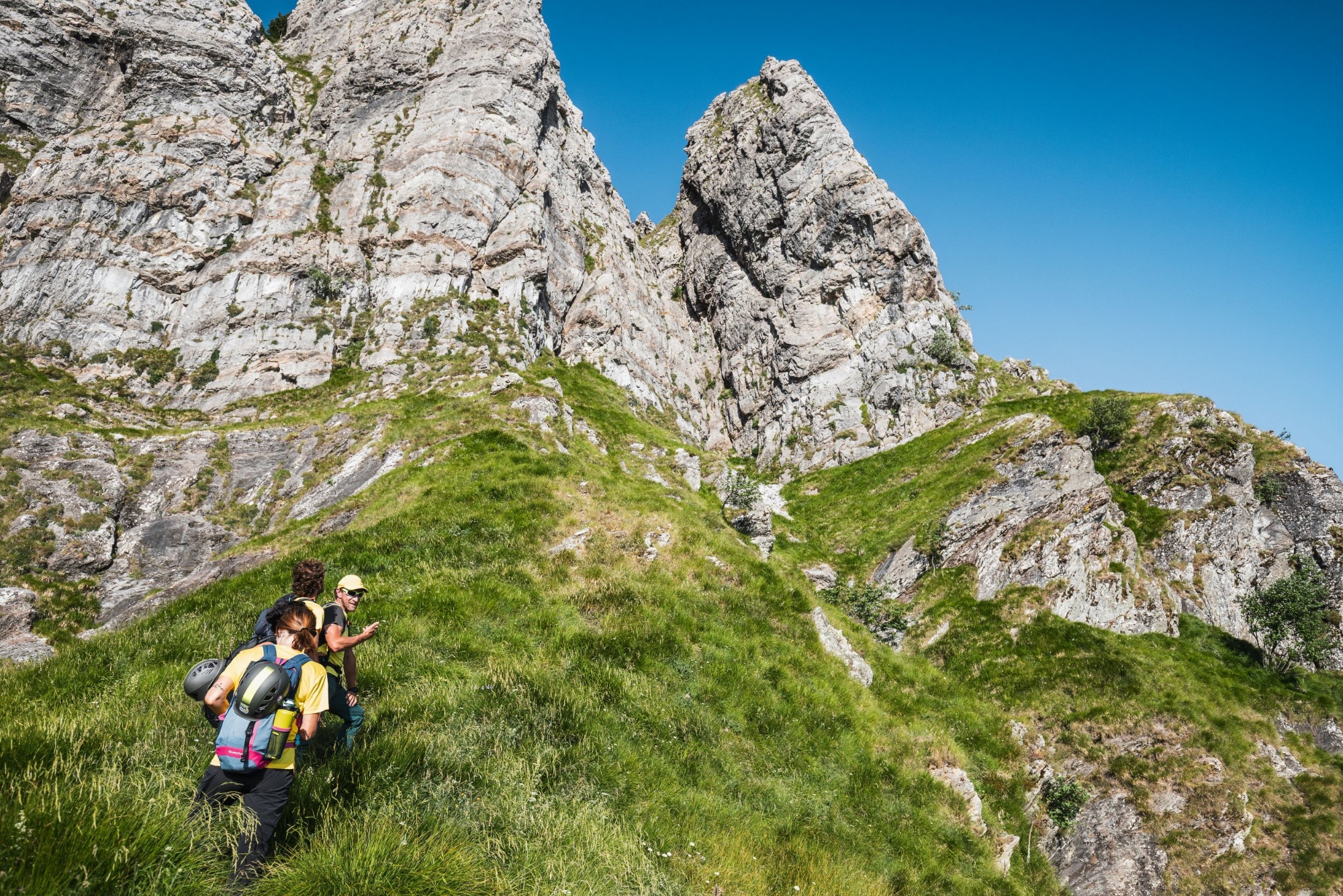 Escursionisti nella vallata tra le pareti rocciose delle Apuane meridionali