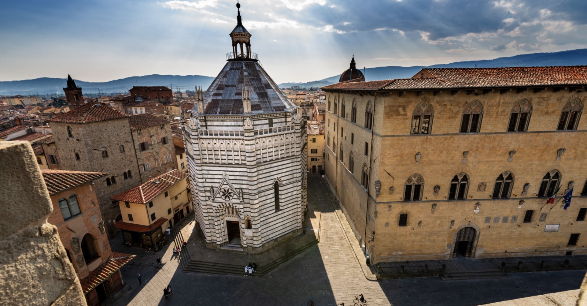 Il Battistero di San Giovanni in corte dal campanile della Cattedrale di San Zeno