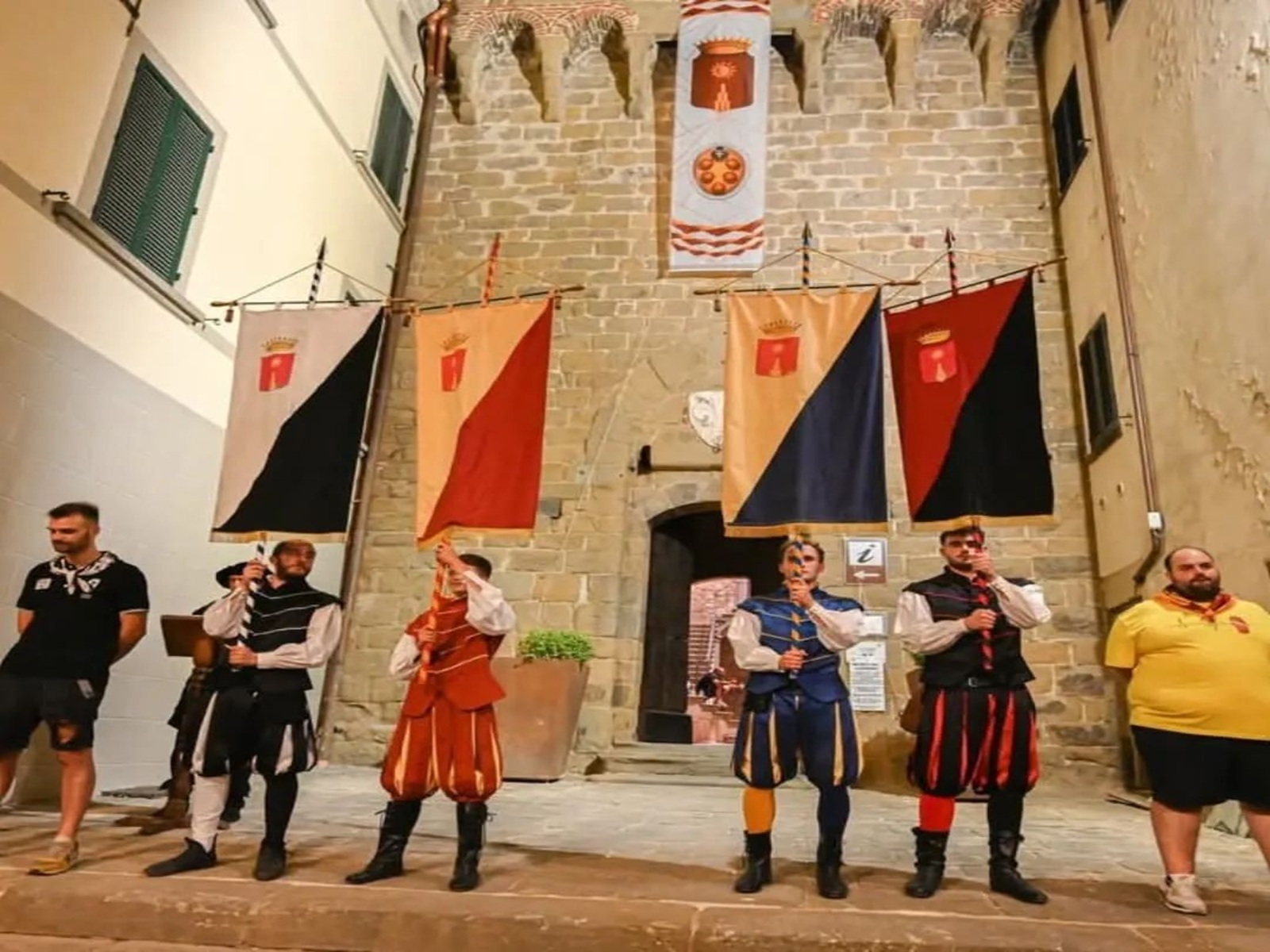 Immagine del corteo storico con persone in abiti rinascimentali
