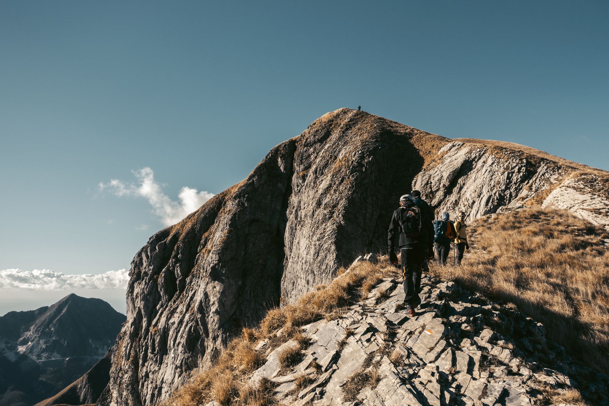 Escursionisti sul sentiero montano