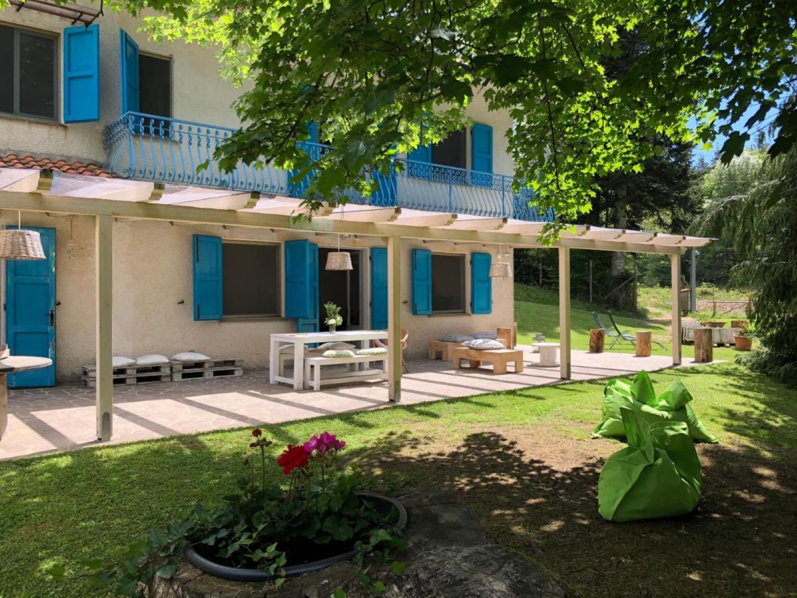 Path in the woods and tasting of chestnut with ricotta in a farmhouse in Villa Basilica