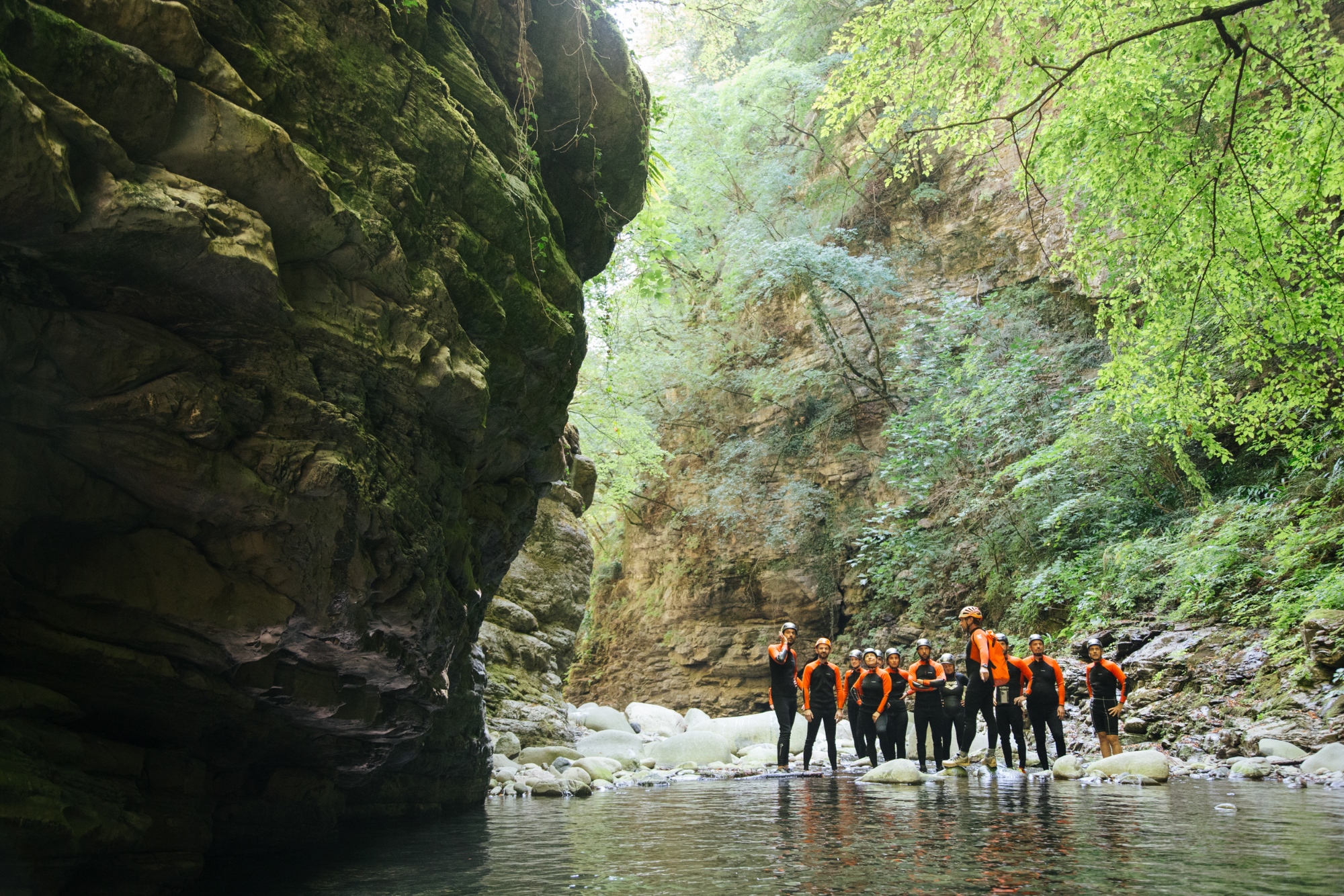 Gruppo di persone durante escursione di canyoning