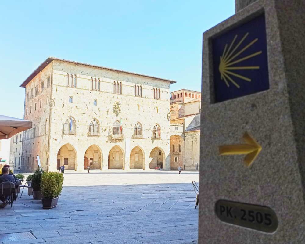 Meilenstein des Jakobswegs, Piazza del Duomo, Pistoia