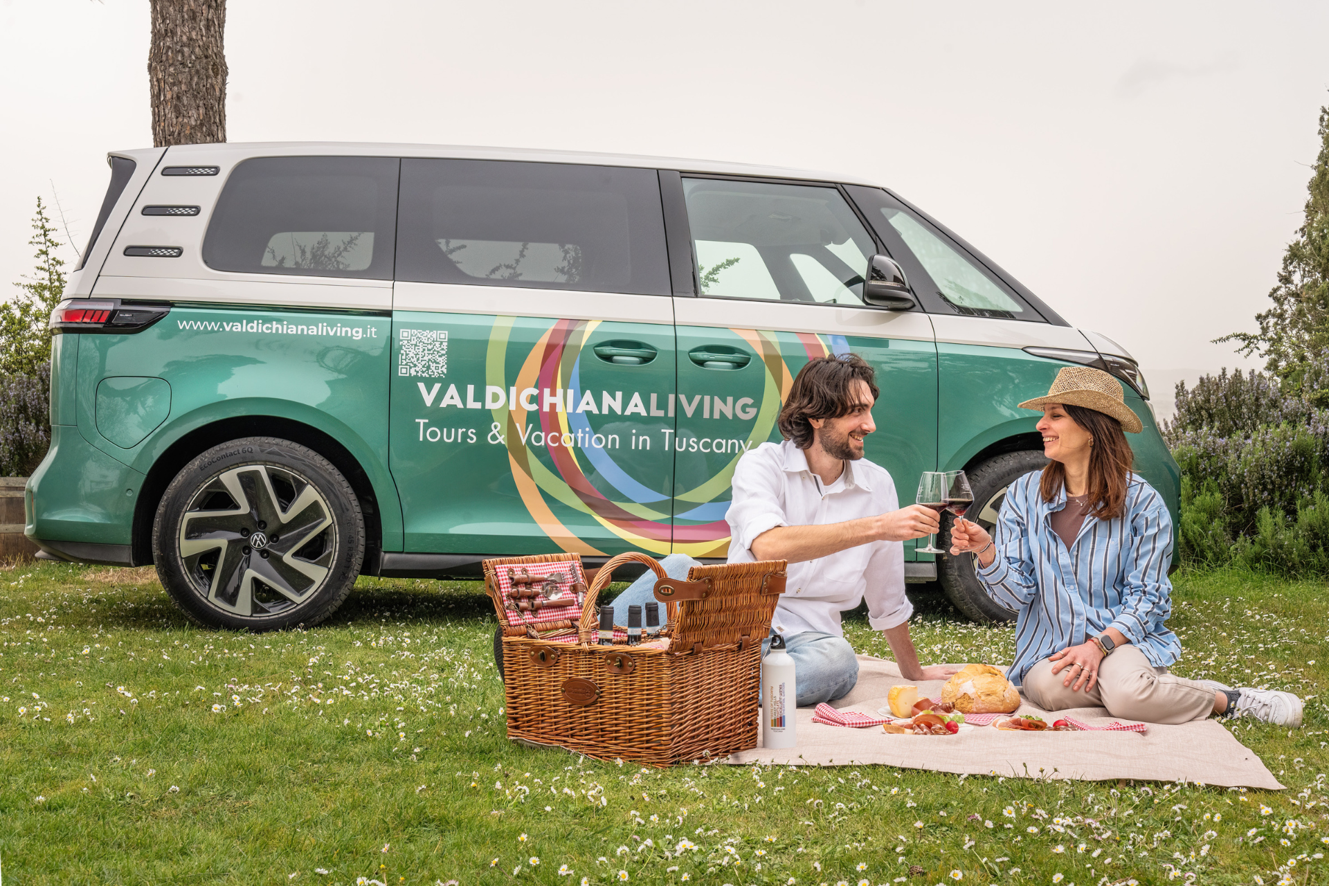 Picnic with organic products with panoramic views of the Sienese Valdichiana