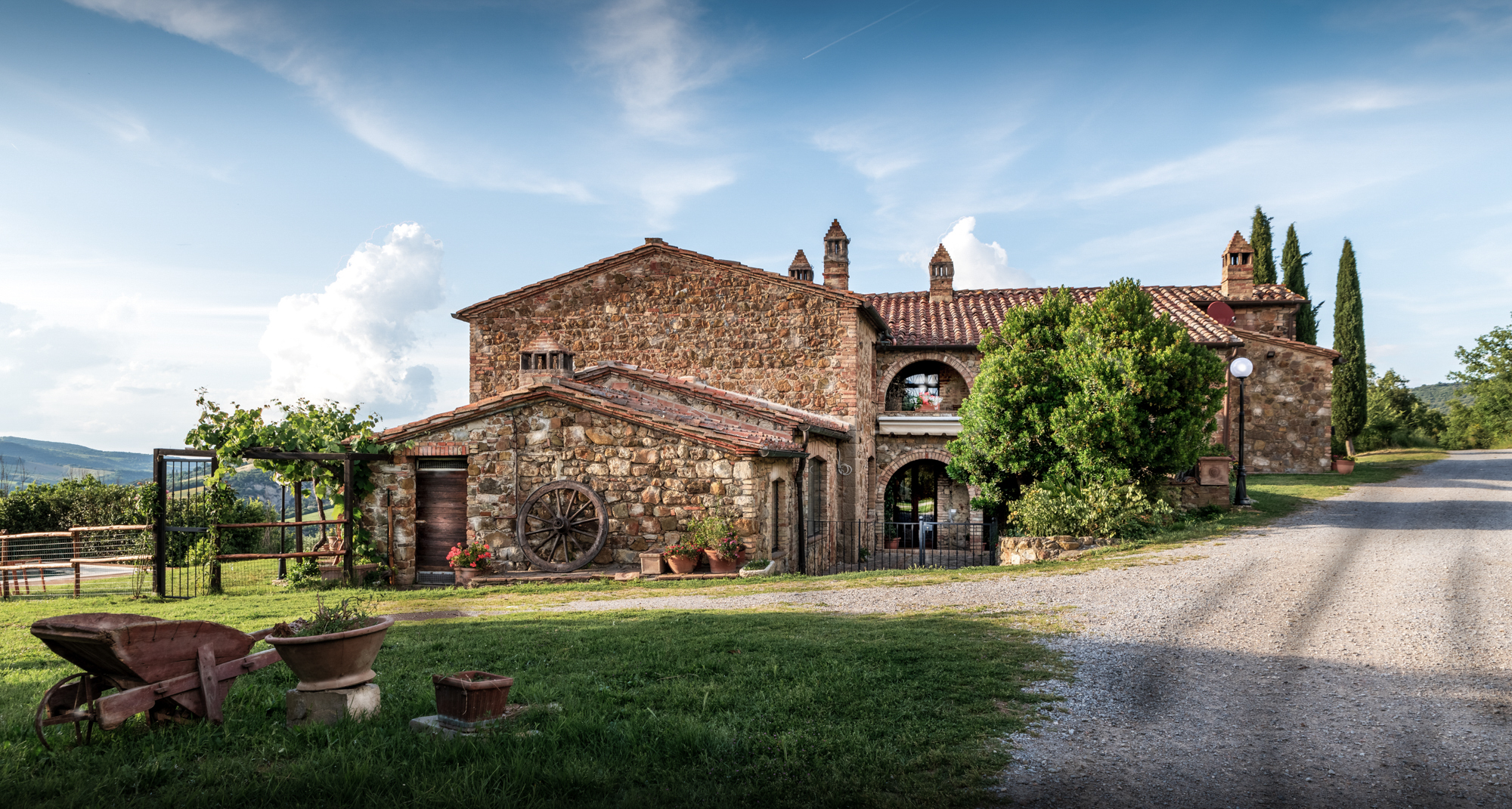 Casale storico in pietra nella campagna toscana