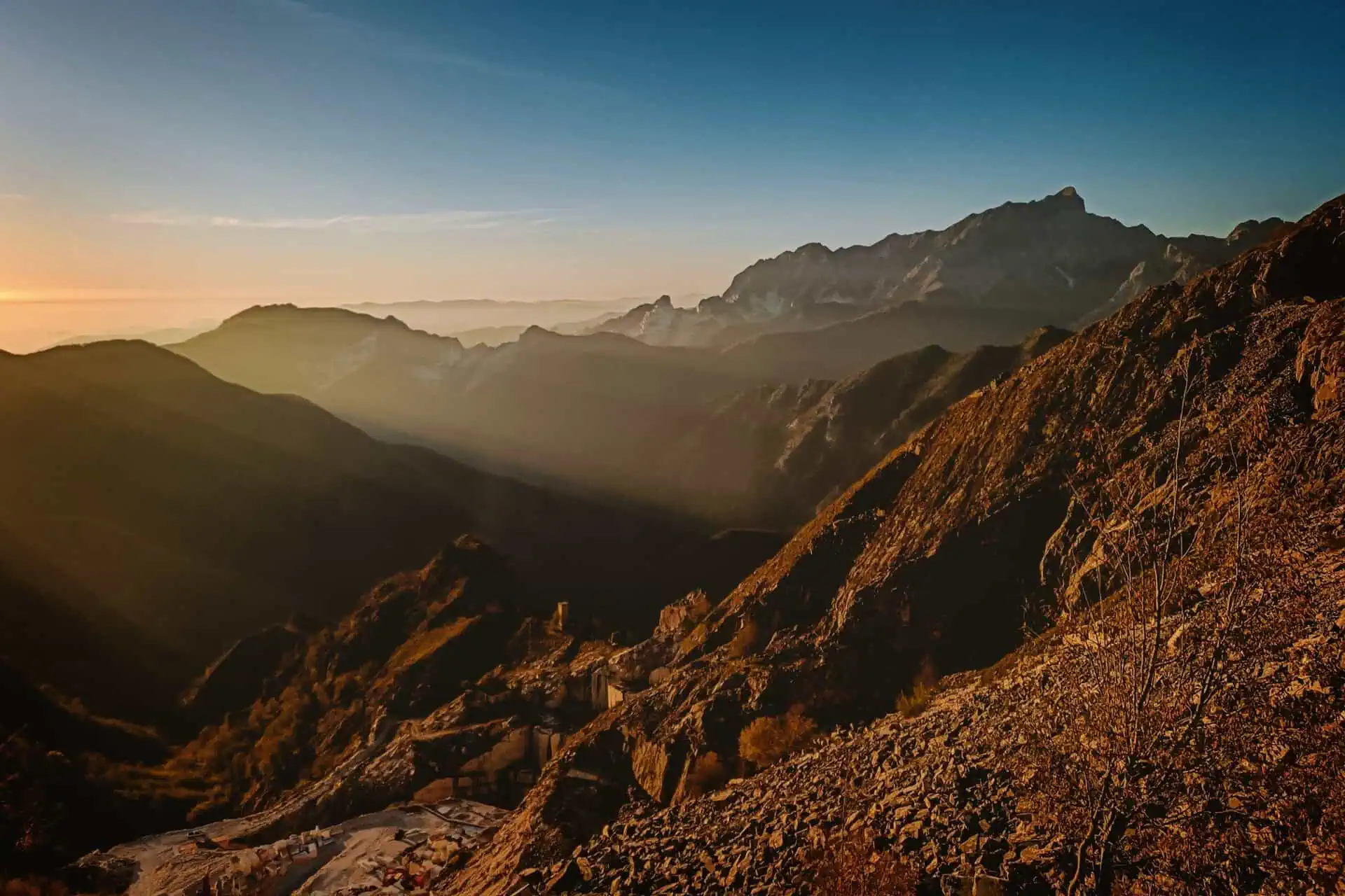 Anello degli Alpeggi: Isola Santa, Favilla e Puntato