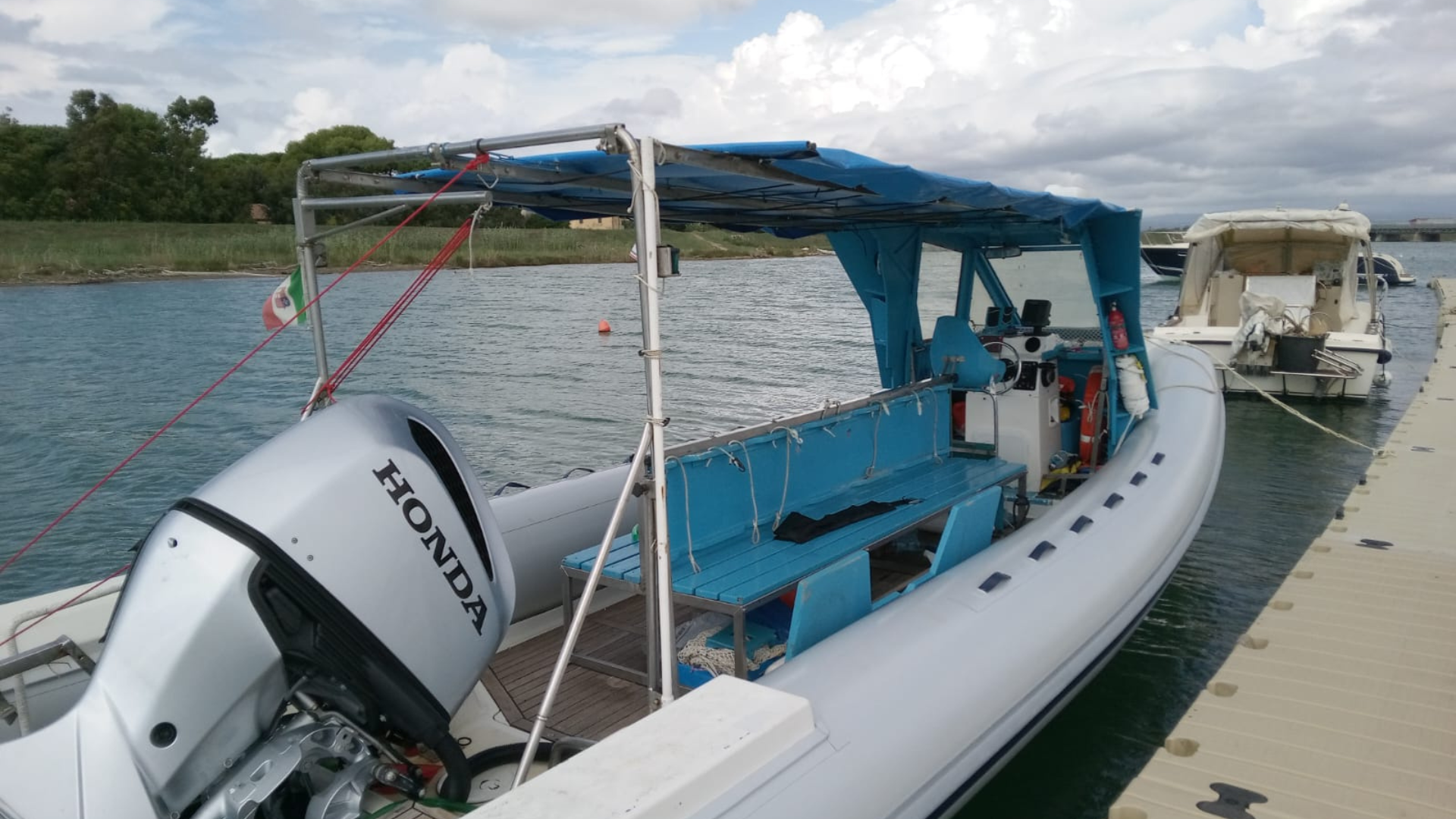 Gommone per attività di snorkeling