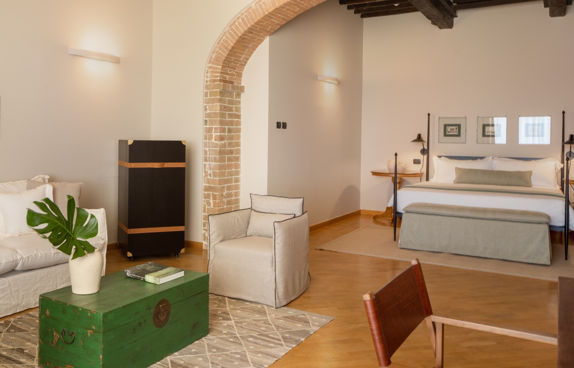 Luxury Tuscan suite with a four-poster bed and brick arches | PRECISE TALE POGGIO ALLA SALA