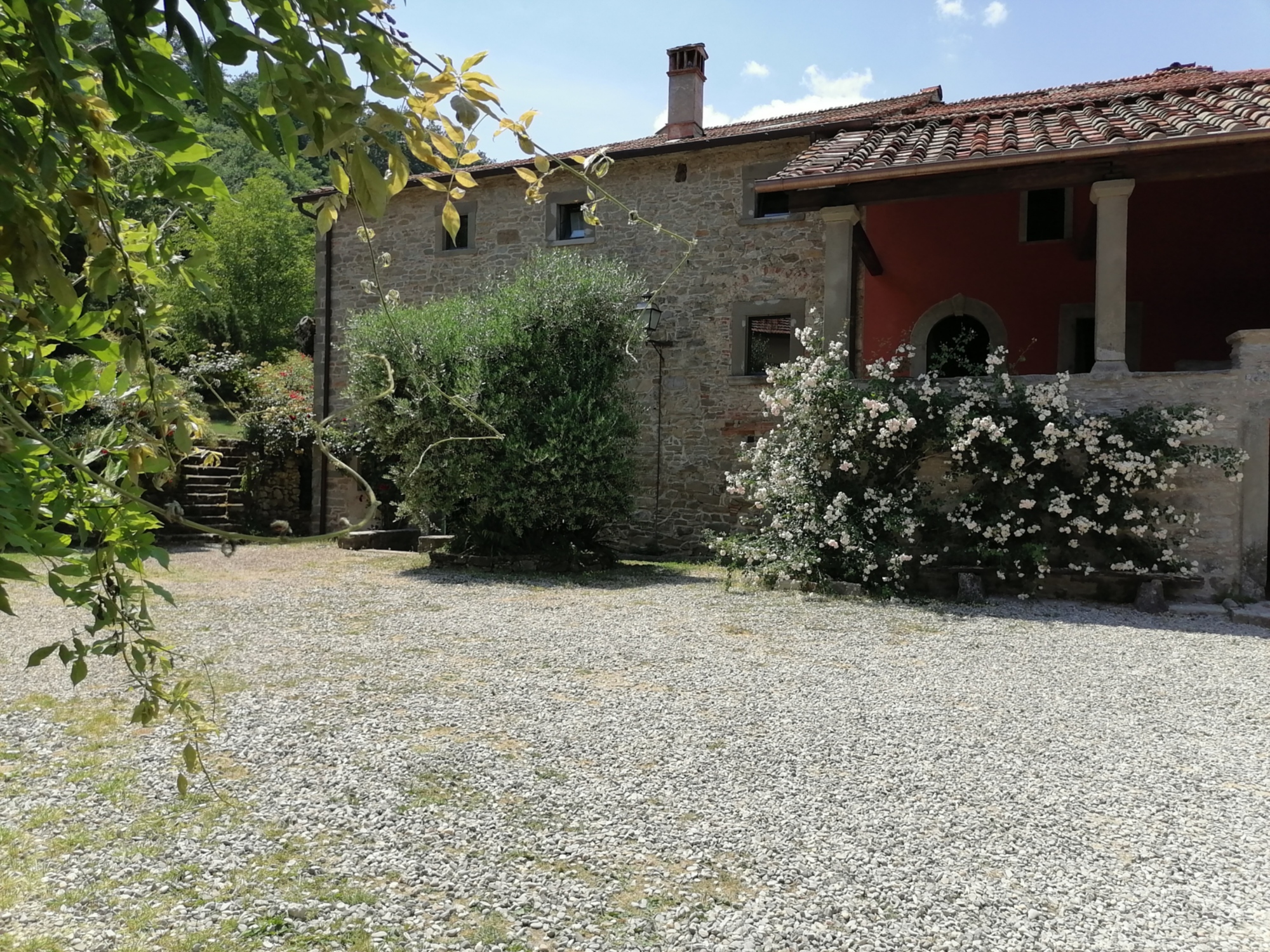 La piazza del Borgo di Serignana con Palazzo e pareti con sassi a vista con un porticato accanto
