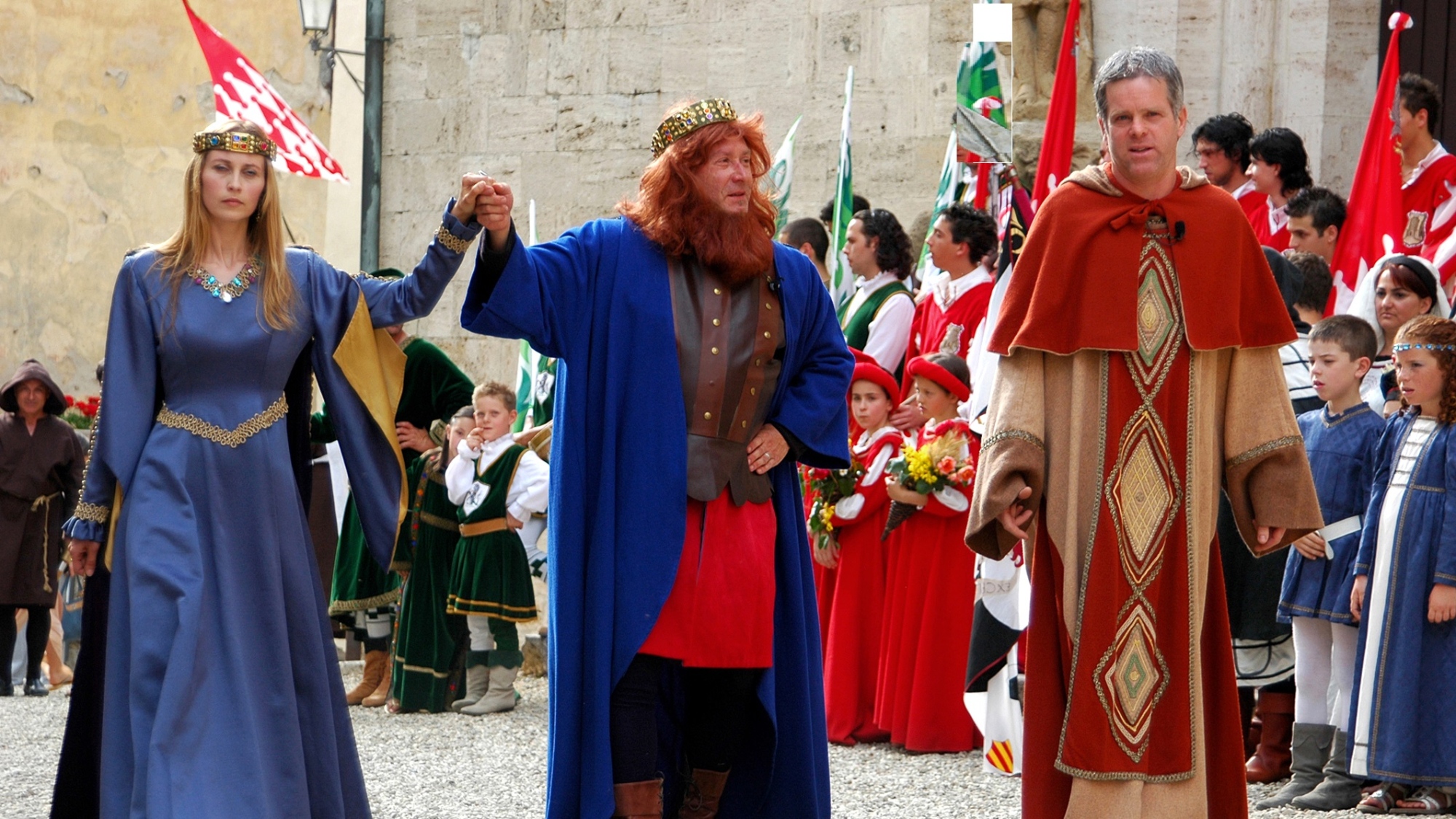 Immagine di figuranti che interpretano il Barbarossa, una dama e un