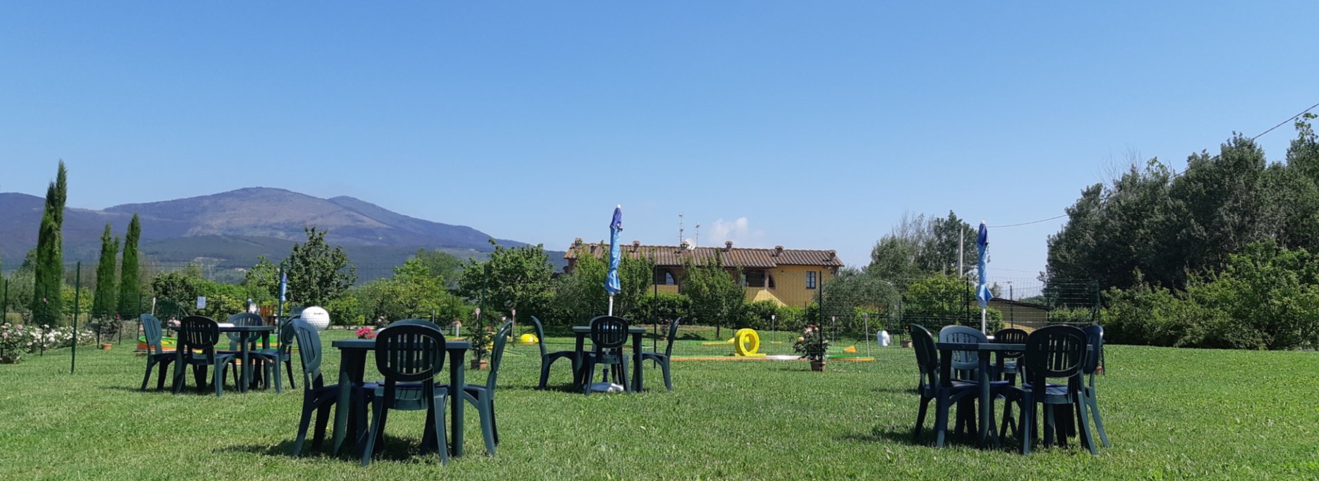 La struttura vista dal giardino e Minigolf La struttura vista dal giardino e Minigolf