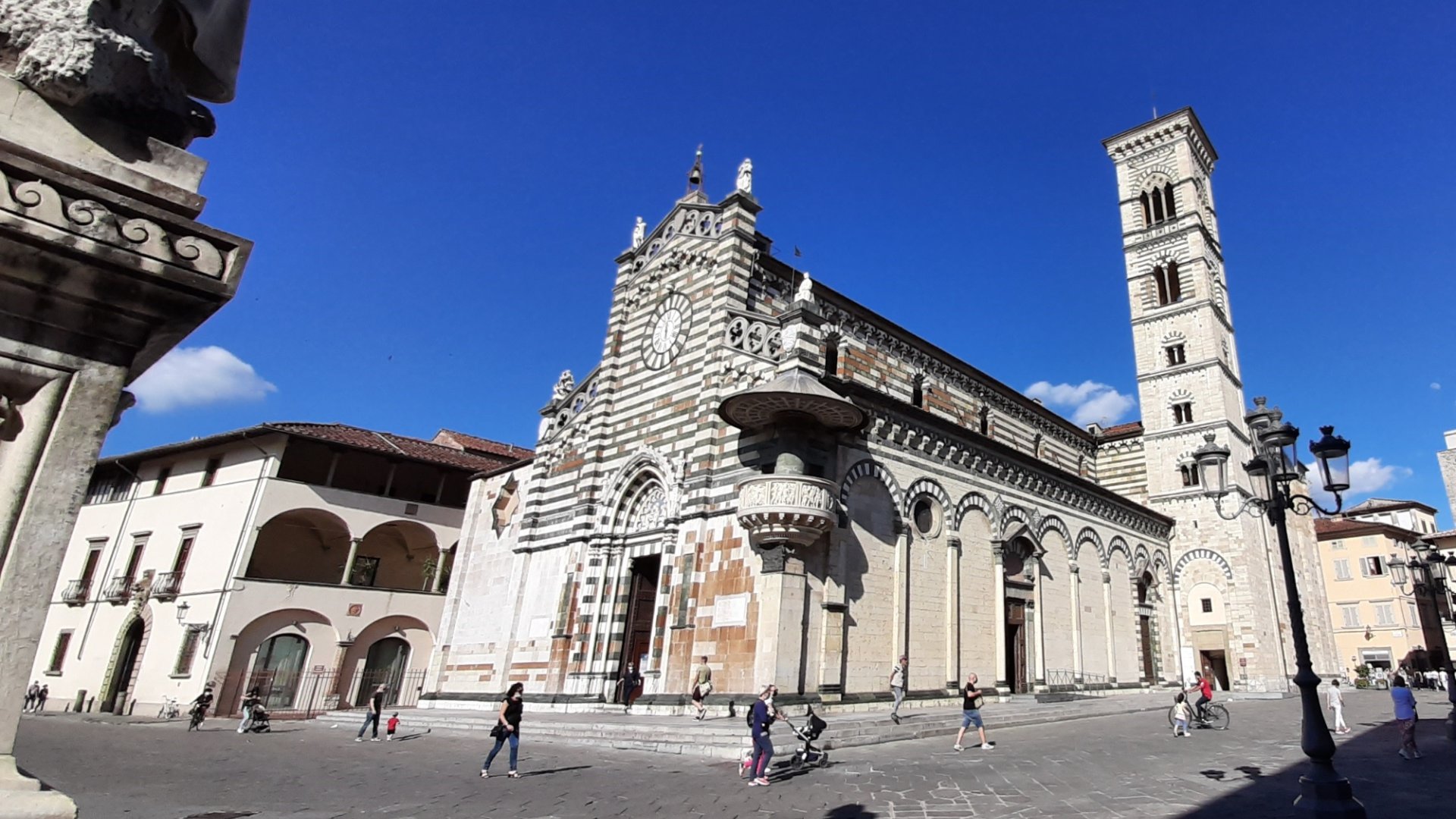 An enjoyable walking tour to discover the main attractions of Prato and its Cantuccini biscuits