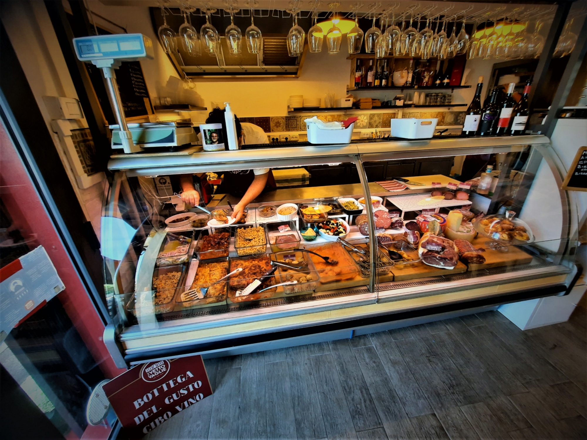 Sul lungo mare di Livorno la tradizione della cucina labronica alla Bottega del Gusto Cibo Vino