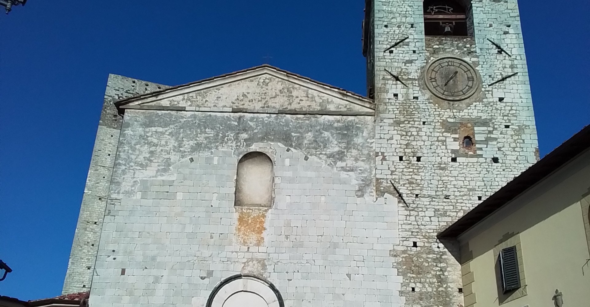 Fassade der Kirche Santo Stefano