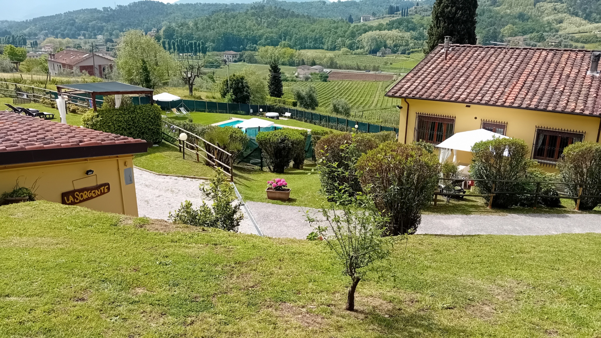 Casa Vacanze I Cipressi ideale per famiglie e gruppi nella campagna lucchese