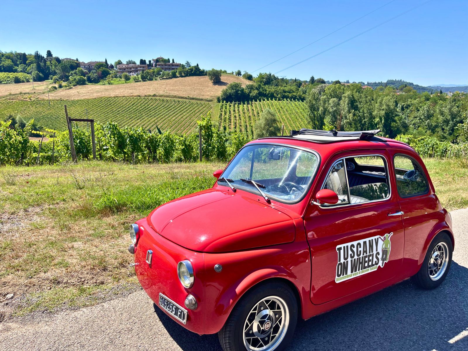 Fiat 500 vintage parcheggiata tra i vigneti