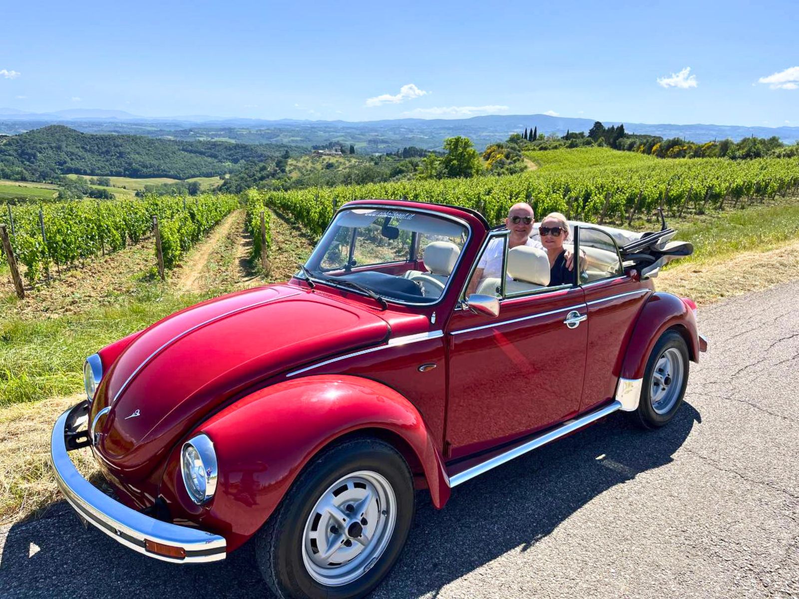 Volkswagen Beetle d’epoca guidata tra le colline del Chianti