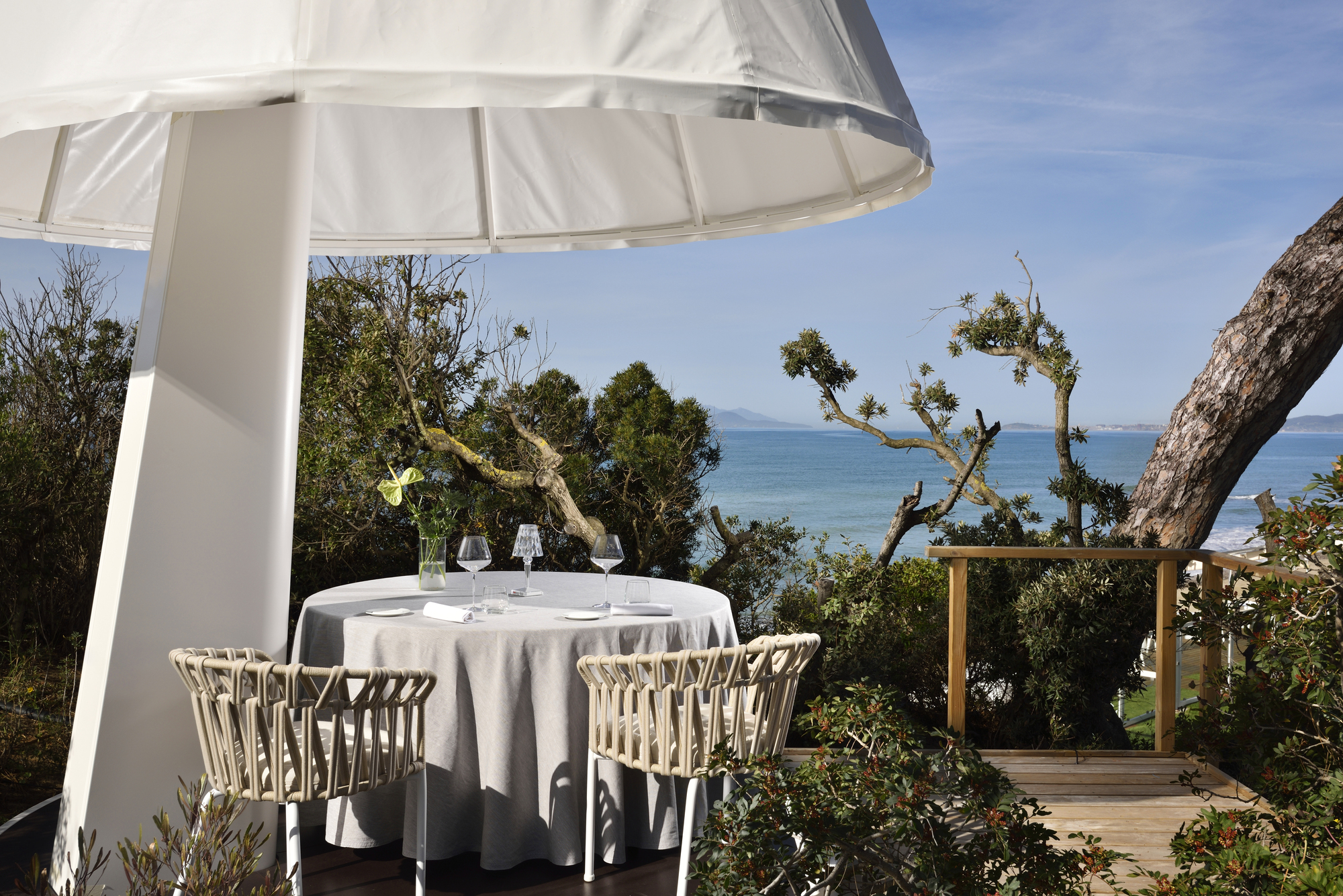 All inclusive resort deal on the Tuscan coast in Follonica, restaurant with sea-view