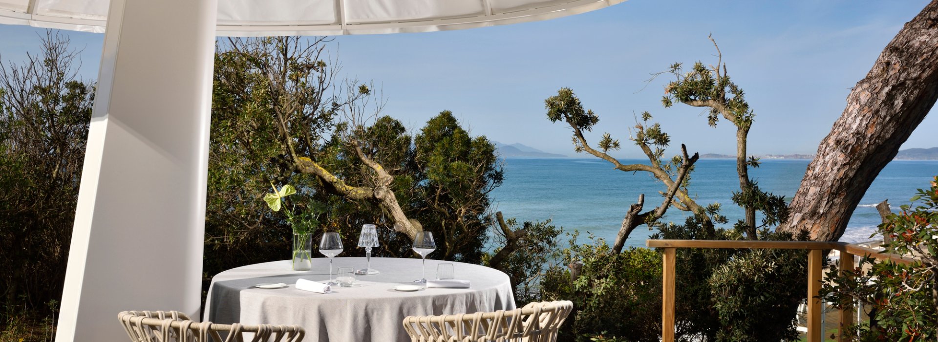 Resort all inclusive, cena romantica su terrazza panoramica privata vista mare in Toscana