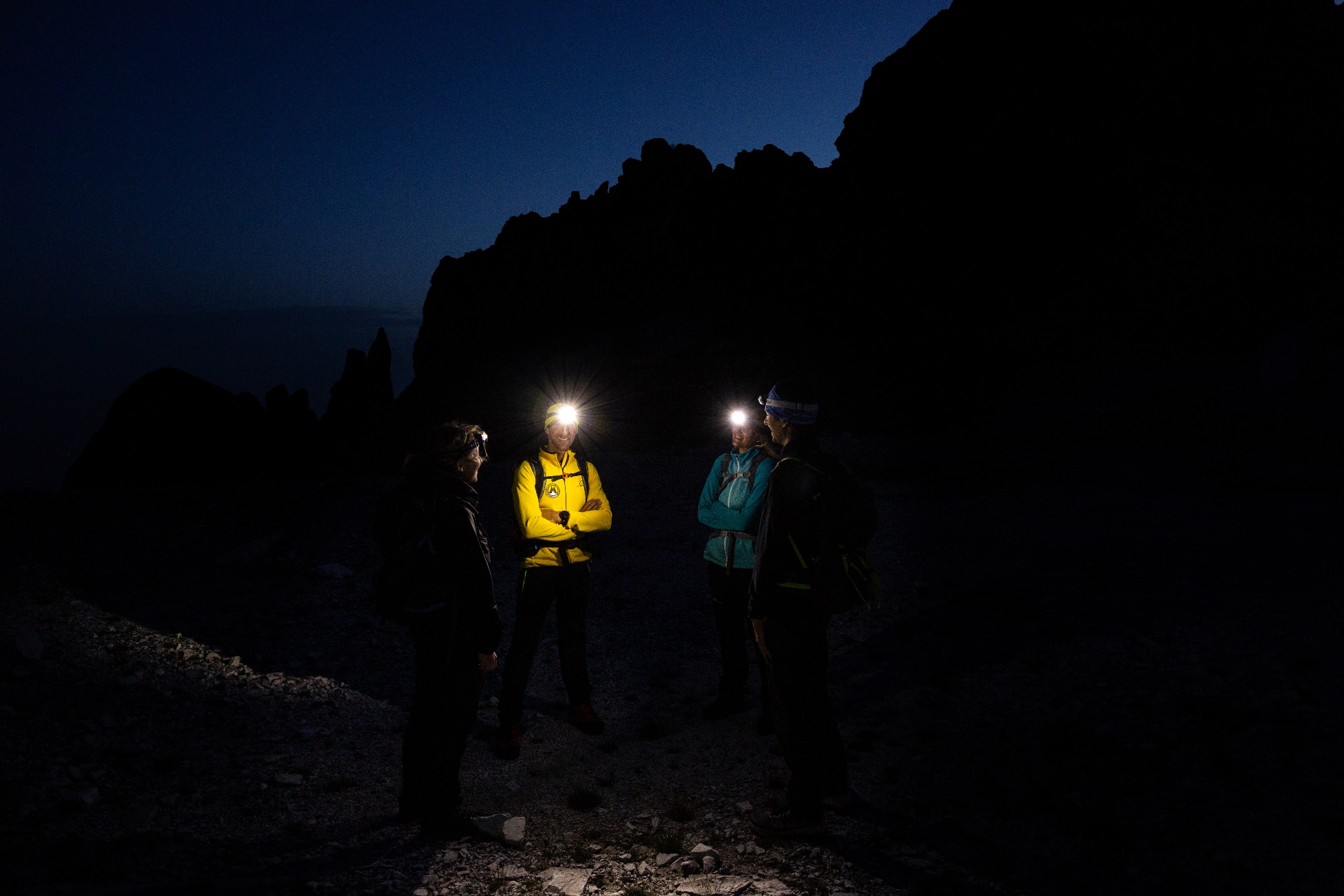 Escursione notturna sul Monte Corchia con luci frontali e tenda